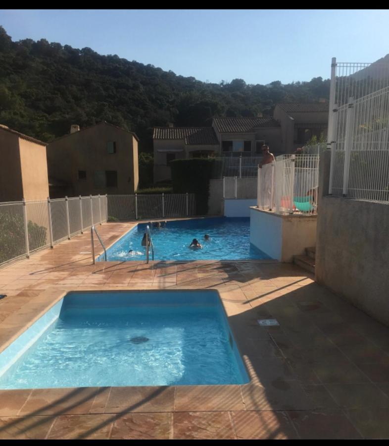 Cavalaire Vue Mer Au Loin Maisonnette Tout Equipee Pour 4 Personnes Avec Piscine Clim Wifi Velos Tv Barbecues Zewnętrze zdjęcie