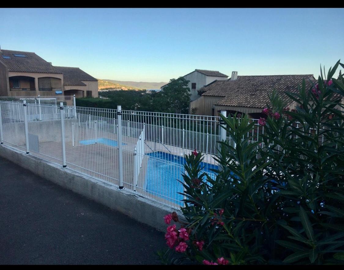 Cavalaire Vue Mer Au Loin Maisonnette Tout Equipee Pour 4 Personnes Avec Piscine Clim Wifi Velos Tv Barbecues Zewnętrze zdjęcie