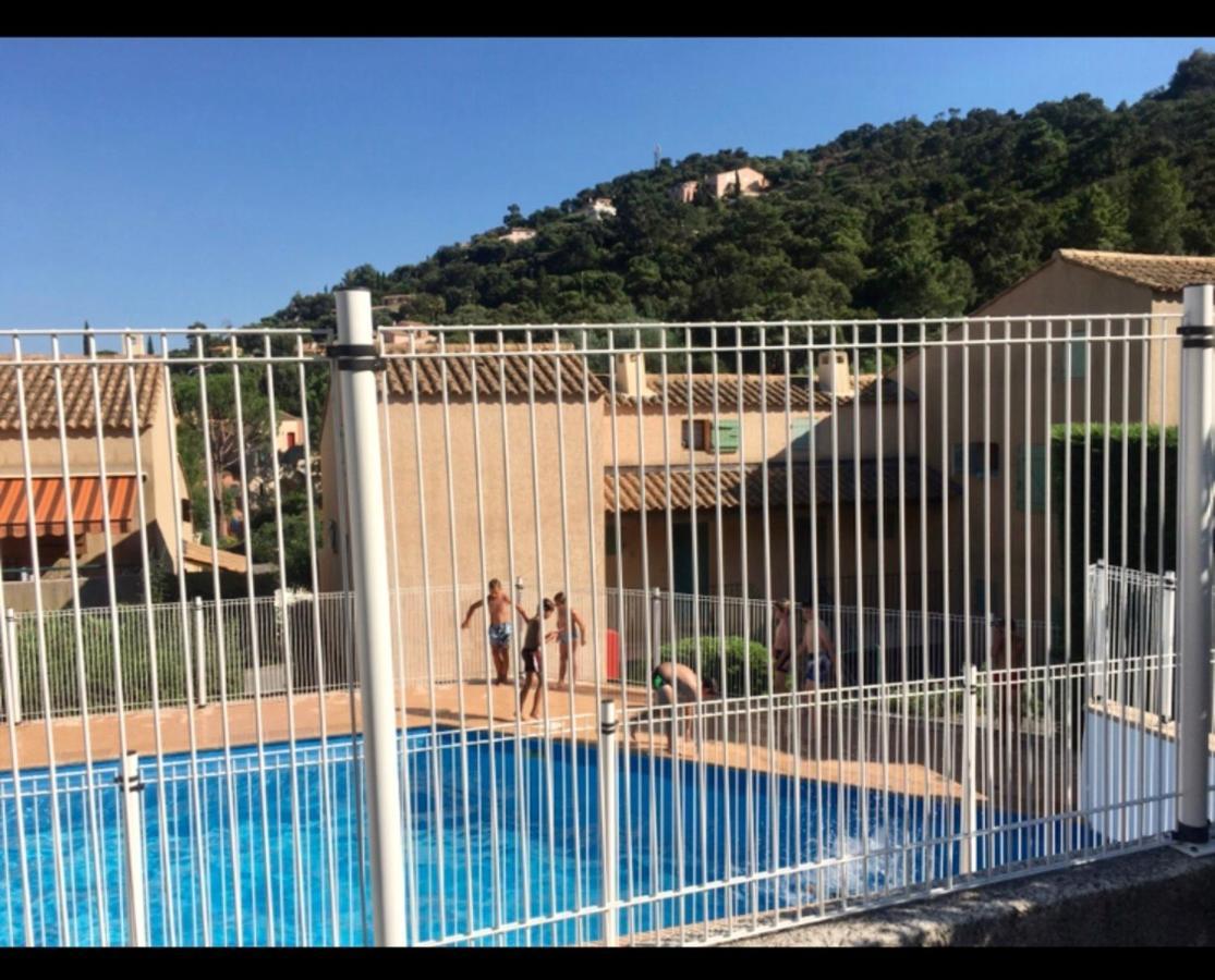 Cavalaire Vue Mer Au Loin Maisonnette Tout Equipee Pour 4 Personnes Avec Piscine Clim Wifi Velos Tv Barbecues Zewnętrze zdjęcie