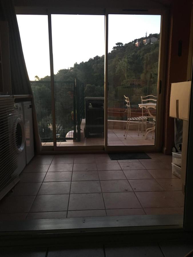 Cavalaire Vue Mer Au Loin Maisonnette Tout Equipee Pour 4 Personnes Avec Piscine Clim Wifi Velos Tv Barbecues Zewnętrze zdjęcie