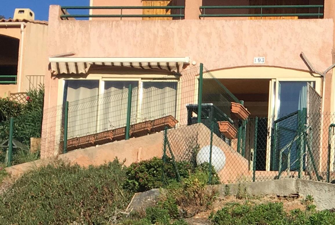 Cavalaire Vue Mer Au Loin Maisonnette Tout Equipee Pour 4 Personnes Avec Piscine Clim Wifi Velos Tv Barbecues Zewnętrze zdjęcie